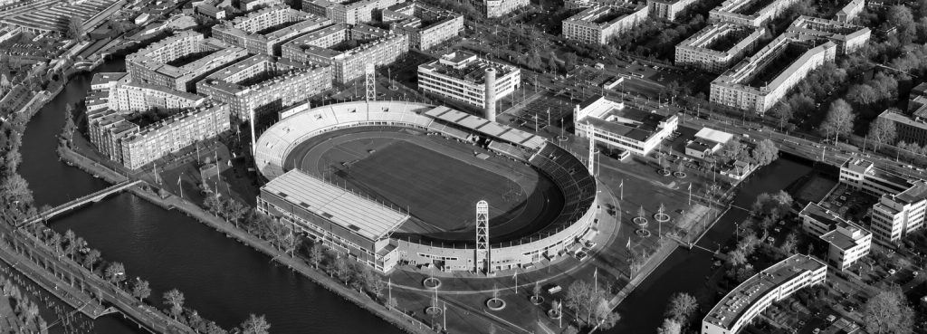luchtofoto stadion zwart wit